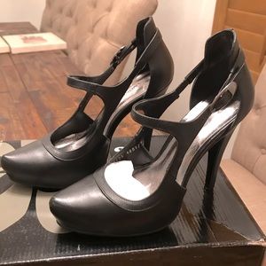 Pair of Lightly Used Black Matte High Heels Size 7